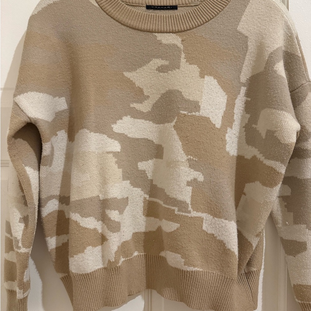 T Tahari Neutral Camo Crewneck Sweater in Beige & Cream